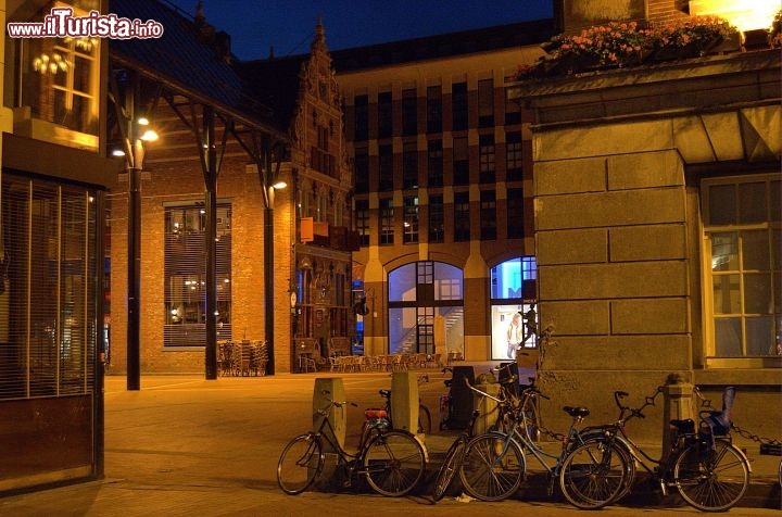 Immagine Di notte in strada a Groningen. Essendo una città dall'età media piuttosto giovane, grazie alla sua storica università, Groningen è conosciuta per la sua vivace vita notturna, con numerosi locali e pub.
