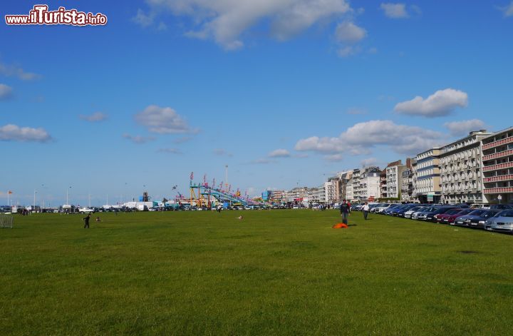 Immagine Dieppe il fronte spiaggia ed i palazzi del lungomare - © Deborah Terrin