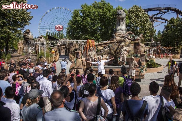 Immagine Spettacolo di inaugurazione dell'attrazione Dinoland nel 2014 a Mirabilandia, Emilia Romagna, Italia.