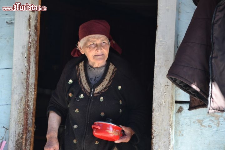 Immagine Presso la chiesa di Santa Barbara del Khe, l'incontro con una donna Svani, lungo la strada della valle dell'Enguri che unisce Mestia con i villaggi di Ushguli (Svaneti)