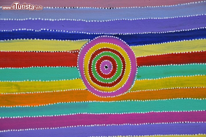 Immagine Dipinto Aborigeno alla Mbantua Gallery di Alice Springs - Un particolare di una tela eseguita con la classica tecnica a "puntini"