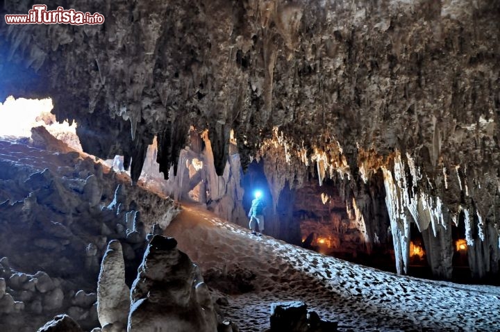 Immagine Discesa nella sabbia, l' ingresso della Djara Cave in  Egitto - In collaborazione con I Viaggi di Maurizio Levi