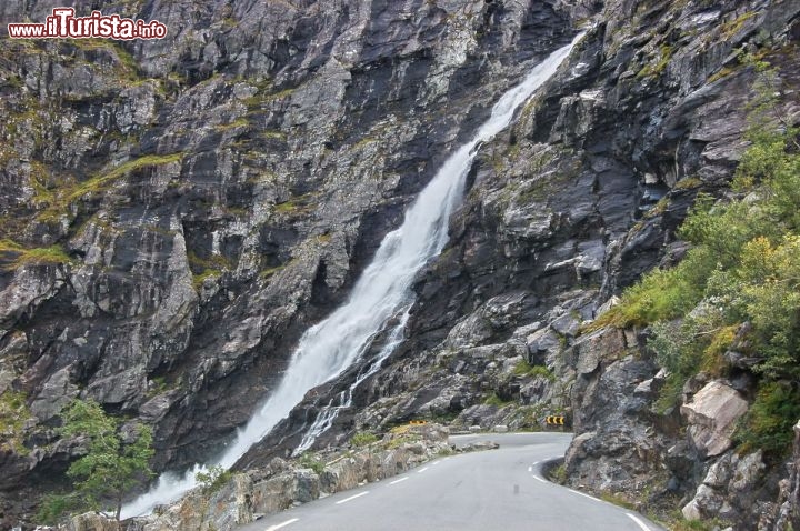 Immagine Discesa ripida e tornante secco lungo il versante nord dei Trollstigen in Norvegia.
