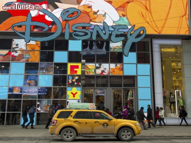 Immagine Disney Store a New York, Stati Uniti. L'ingresso del grande negozio dedicato alla Disney situato  a Times Square, nel centro di New York City - © Leonard Zhukovsky / Shutterstock.com