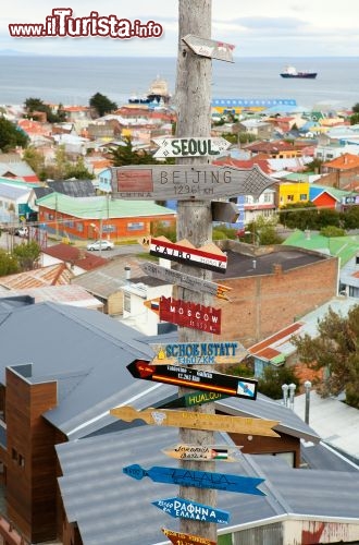 Immagine Distanze dalla fine del mondo  con il resto delle principlai città del pianeta. Siamo a Punta Arenas nel Cile - © Ekaterina Pokrovsky / Shutterstock.com