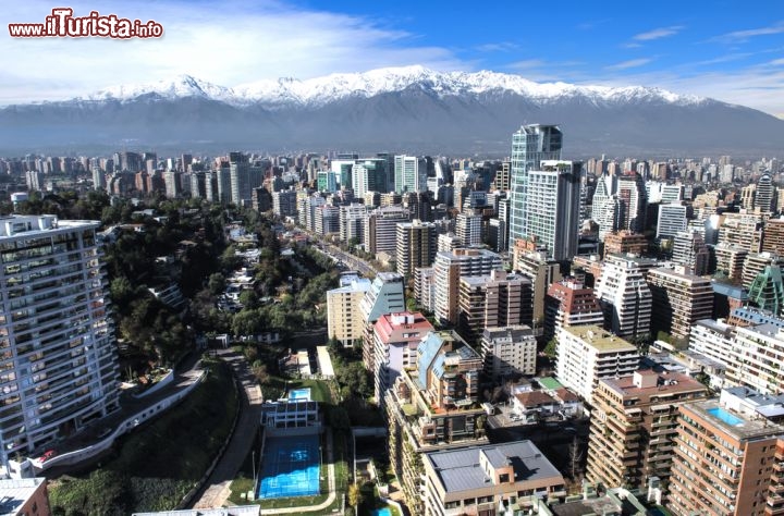 Immagine Il Distretto finanziario di Santiago del Cile: sullo sfondo l'aspetto invernale della Cordigliera delle Ande - © Pablo Rogat / Shutterstock.com