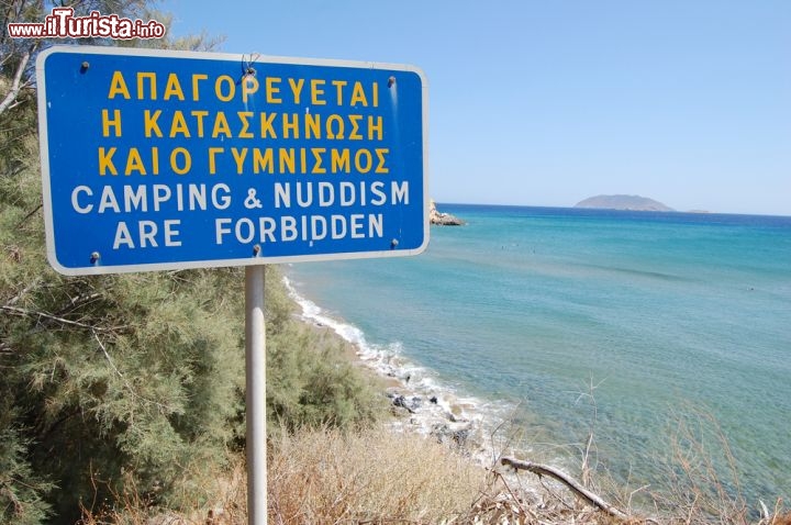 Immagine Divieto di campeggio e per i nudisti a Anafi: siamo in una delle spiagge più tranquille delle isole Cicladi in Grecia - © Scratch Video / Shutterstock.com