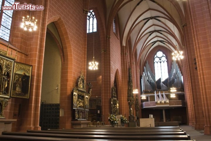 Immagine La Cattedrale di San Bartolomeo di Francoforte è la chiesa cattolica più grande e importante della città tedesca, fondata nel medioevo come abbazia e modificata più volte nel corso dei secoli. La navata è lunga 95 metri ed è affiancata da un campanile gotico del Quattrocento - © Petronilo G. Dangoy Jr. / Shutterstock.com