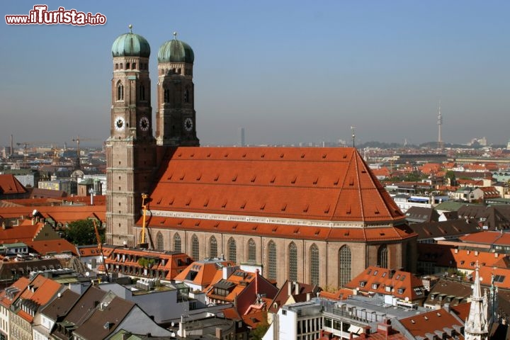 Immagine Il Dom, ovvero la Frauenkirche (la Cattedrale di Nostra Signora) a Monaco Baviera. Le due torri, alte 99 metri sono sopravvissute alla seconda guerra mondiale e sono vecchie di 400 anni. Si può salire sulla torre sud e godere di un panorama straordinario - © Anderl / Shutterstock.com