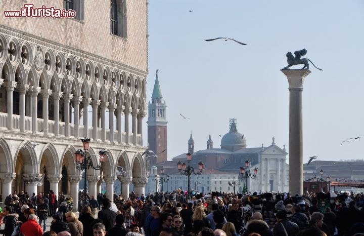 Immagine Domenica di Carnevale in piazza a Venezia