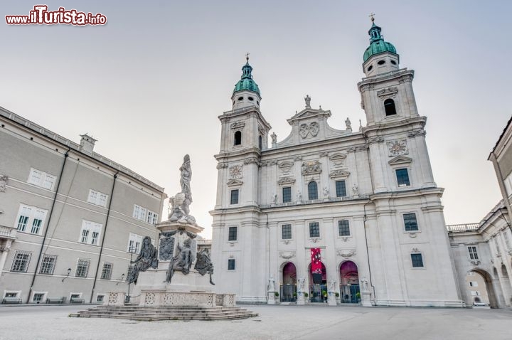 Immagine Domplatz Salisburgo. La piazza antistante alla Cattedrale è una delle più belle della città - © Anibal Trejo / Shutterstock.com