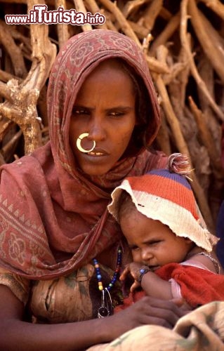 Immagine Donna con bimbo in Sudan -  Foto di Giulio Badini
