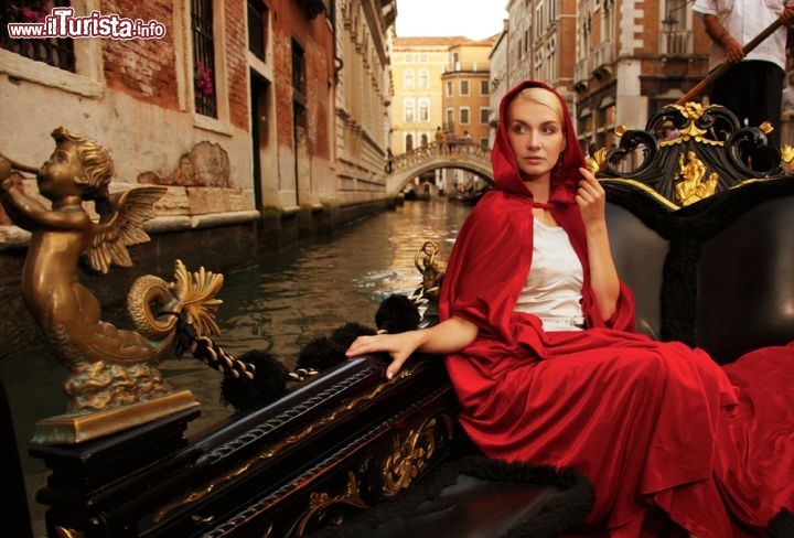 Immagine Donna in gondola al Carnevale di Venezia - © Nejron Photo / Shutterstock.com
