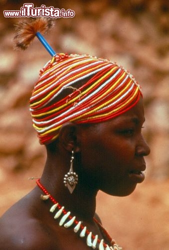 Immagine Donna di una tribù del Camerun, in centro Africa - Foto di Giulio Badini / I Viaggi di Maurizio Levi