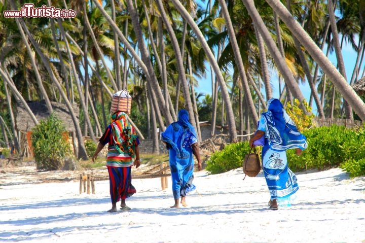 Immagine Donne africane in spiaggia a Zanzibar Tanzania - © Dimitry Sukhov / Shutterstock.com