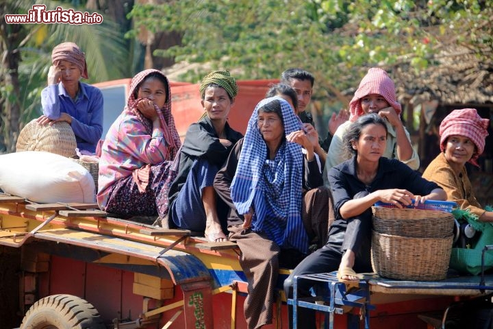 Immagine Donne cambogiane durante un toursul fiume Mekong - Foto di Giulio Badini / I Viaggi di Maurizio Levi