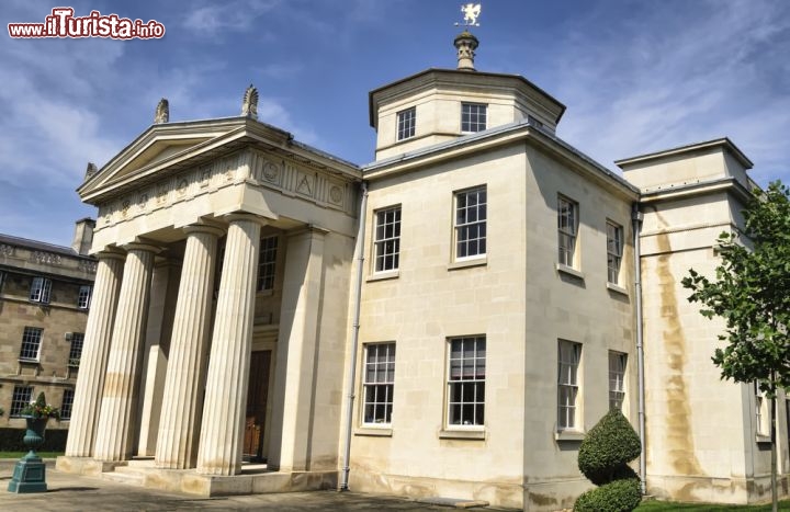 Immagine Downing College a Cambridge, Inghilterra - Fondato nel 1800, ospita circa 650 studenti. Prende il nome da George Downing che nel suo testamento scrisse che tutti i suoi averi, terreni compresi, dovessero andare prima al nipote e poi ai tre cugini: se nessuno di questi avesse avuto eredi, la terra nella città di Cambridge avrebbe dovuto essere utilizzata per costruirvi un college. Così fu e parte di questo lascito venne ceduto all'Università. Oggi, in Regent Street, sorge il maestoso Downing College © Frank Bach  / shutterstock.com