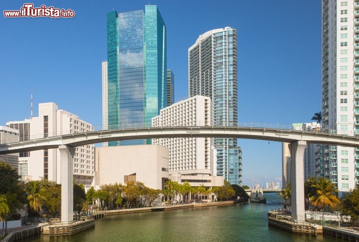 Immagine Downtown Miami: è il cuore economico della città e sede amministrativa della contea. Il quartiere è ulteriormente suddiviso in sette distretti, alcuni storici e residenziali, altri puramente commerciali  - Foto © fotomak / Shutterstock.com