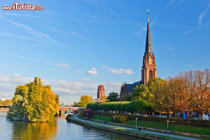 Immagine La chiesa evangelica Dreikonigskirche di Francoforte sul Meno, in Germania, venne realizzata in stile gotico nel 1881 al posto di una preesistente chiesa medievale  - © S.Borisov / Shutterstock.com