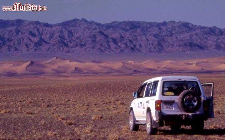 Immagine Dune in Mongolia avvicinamento con fuoristrada - Foto di Giulio Badini / I Viaggi di Maurizio Levi