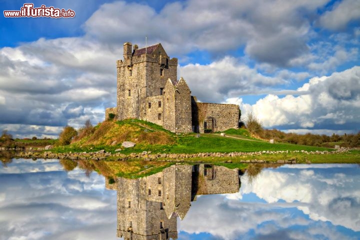 Immagine Il Dunguaire castle: si trova a Kinvarra, una località della contea di Galway in Irlanda - © Patryk Kosmider / Shutterstock.com