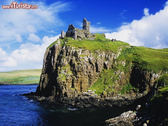 Immagine Il castello di Duntulm sull'Isola Skye in Scozia. E' ubicato sulla punta settentrionale della penisola di Trotternish nel nord dell'isola. Il castello sul mare fu costruito tra il 14°-15° secolo. Al castello è legata una terribile leggenda: la fortezza fu abbandonata e cadde in rovina in seguito alla caduta di un bambino, il figlio del castellano, dalla finestra, giù dalla scogliera, per una disattenzione della bambinaia. Come punizione la baby sitter maldestra fu lasciata alla deriva su di una barca sull'Oceano Atlantico - © David Hughes / Shutterstock.com