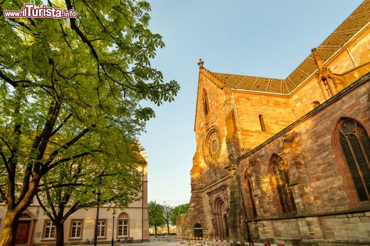 Immagine Cattedrale di Basilea al tramonto - Città di arte e cultura, Basilea, terzo centro della Svizzera dopo Zurigo e Ginevra, è caratterizzata da una luce particolare che quando illumina i suoi edifici e monumenti li rende ancora più suggestivi e ricchi di fascino. Come nel caso della cattedrale ritratta in questa immagine al calar del sole © 186PIX / shutterstock.com