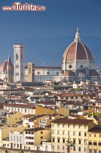 Immagine Il Duomo di Firenze ed il Campanile di Giotto svettano sulle case del centro storico, Toscana. La fotografia è stata scattata del Piazzale Michelangelo, che si trova sud del fiume Arno, in posizione rialzata su Firenze - © nelik / Shutterstock.com