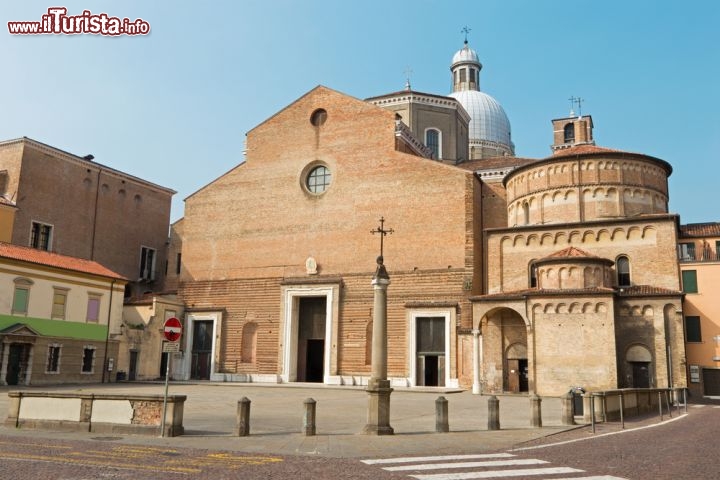 Immagine Il maggiore luogo di culto della città di Padova: il Duomo di Santa Maria Assunta e il suo Battistero - © Renata Sedmakov / Shutterstock.com