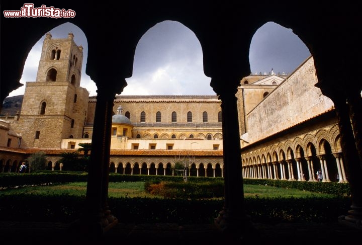 Immagine Il Duomo di Monreale fotografato dall'interno del magnifico Chiostro, una delle architetture più famose della Sicilia - © luigi nifosi / Shutterstock.com