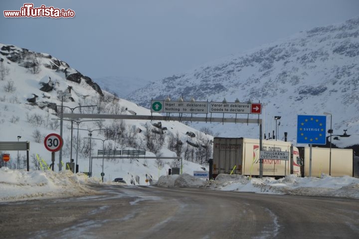 Immagine E10 il confine tra Norvegia e Svezia  (Riksgränsen) in direzione di Abisko