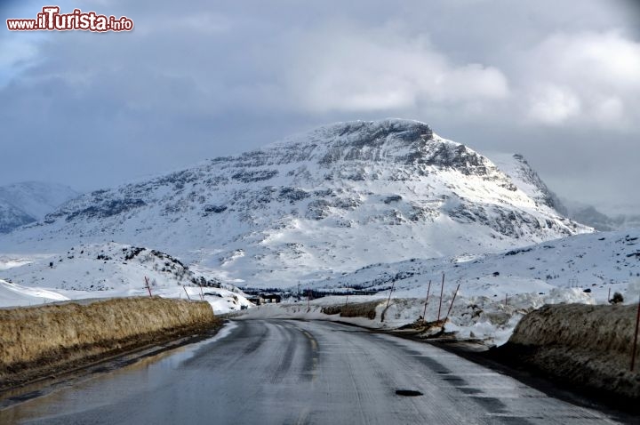 Immagine La strada europea E10, fotografata al confine tra Norvegia e Svezia, in direzione dell'Abisko national Park