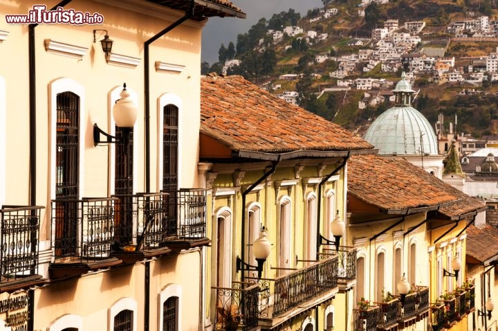 Immagine Edifici Coloniali nel centro storico di Quito, capitale dell'Ecuador - © Jess Kraft / Shutterstock.com