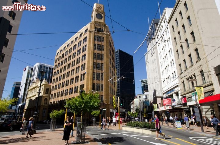 Immagine Alcuni edifici lungo Lambton Quay, nel Central Businness District di Wellington, Nuova Zelanda  - © ChameleonsEye / Shutterstock.com