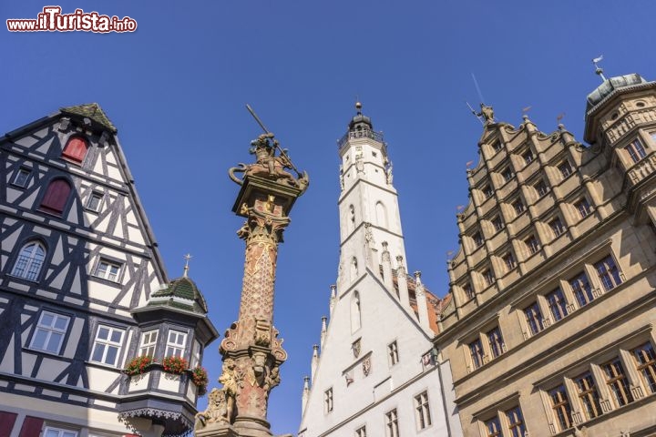 Immagine Edifici storici in piazza del Mercato, Rothenburg ob der Tauber - Da sempre luogo principale della vita cittadina grazie anche alla presenza del Municipio, Marktplatz (Piazza del Mercato) ospita diversi palazzi storici di grande suggestione © Igor Marx / Shutterstock.com