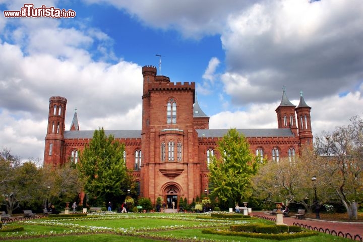 Immagine L'edificio Smithsonian Institute a Washington DC, USA - © quantabeh / Shutterstock.com