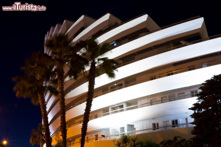 Immagine Edificio a piramide presso la Marina di Baie des Anges a Villeneuve Loubet - © ZRyzner / Shutterstock.com