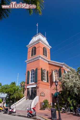 Immagine Edificio storico a Key West, Florida  - Oltre che per le sue belle spiagge e l'acqua cristallina, Key West affascinerà turisti e viaggiatori per la pittoresca architettura delle sue antiche abitazioni che negli ultimi decenni sono riuscite a sopravvivere alle moderne trasformazioni urbanistiche. In questa immagine, un caratteristico edificio storico nel cuore della città © f11photo / Shutterstock.com