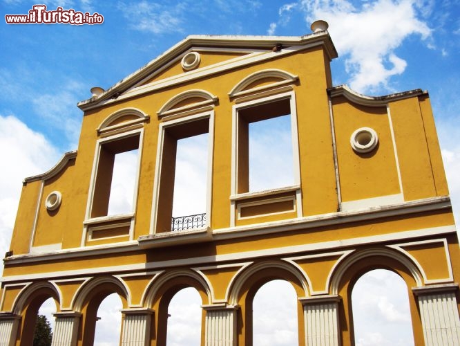 Immagine Edificio storico (Portal - Bosque do Alemao) nel cuore di Curitiba, Brasile - © Alexander Bark / Shutterstock.com