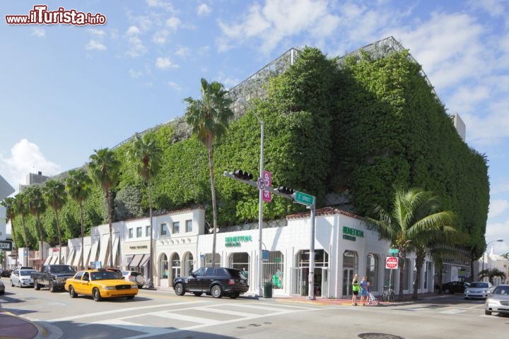 Immagine Edilizia ecosostenibile al 700 di Collins Avenue, Miami Beach: le temperature della Florida si prestano molto bene ad esperimenti di questo tipo. Siamo nella città di Miami Beach, e quello nella foto è un garage per automobili - Foto © Felix Mizioznikov / Shutterstock.com