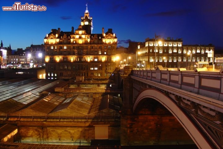 Immagine Edimburgo by night: la capitale della Scozia offre scorci notturni dal grande fascino - © Giancarlo Liguori / Shutterstock.com