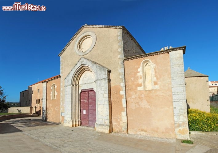 Immagine La Chiesa di San Domenico (Eglise de Saint Dominique) a Bonifacio, nella Corsica meridionale, risale al XIII secolo, quando faceva parte di un convento domenicano ormai scomparso. Classificata come monumento storico nel 1862, la chiesa è sobria come le tipiche architetture romaniche ma presenta elementi barocchi. Particolare il campanile a pianta ottagonale - © Pecold / Shutterstock.com