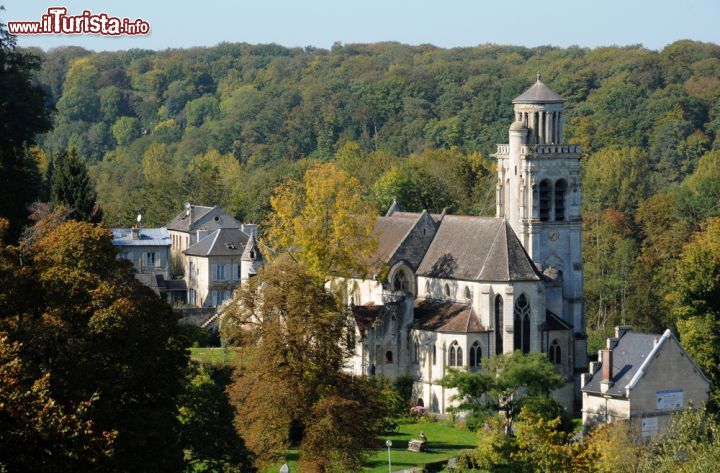 Immagine Patrimonio storico della Francia, la Eglise Saint Sulpice de Pierrefonds risale al 13° secolo, anche se ritrovamenti archeologici indicano che la sua prima fondazione risale all'anno 1000 circa - © Pack-Shot / Shutterstock.com
