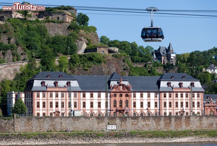 Immagine Ehrenbreitstein la famosa fortezza sul fiume Reno a Coblenza. Siamo nella regione della Renania - Palatinato in Germania - © Jo Chambers / Shutterstock.com