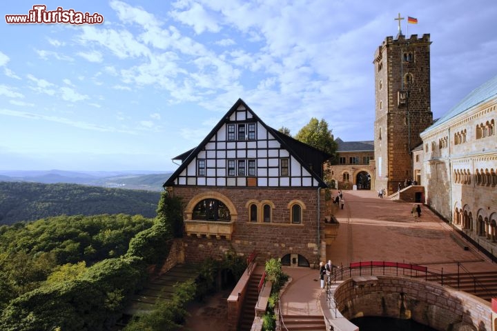 Immagine Nei pressi di Eisenach si trova la Wartburg (Patrimonio dell'Unesco) che si trovava lungo la Via Regia in Turiningia. Nella fotografia è raffigurato il cosiddetto Gadem