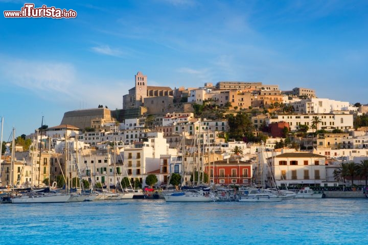 Immagine Eivissa, il vivace centro dell'isola di ibiza, isole Baleari (Spagna) - © holbox / Shutterstock.com