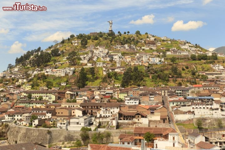 Immagine Nel cuore di Quito, Ecuador, si innalza la collina del Panecillo (in spagnolo "piccolo pezzo di pane"), che raggiunge i 3.016 metri di quota. Sulla vetta c'è la statua della "Vergine del Panecillo" o "Vergine di Quito", in alluminio, alta 45 metri, realizzata nel 1976 su modello di un'altra statua del XVIII secolo, che oggi si trova nella chiesa cittadina di San Francesco  - © Ammit Jack / Shutterstock.com 86676847