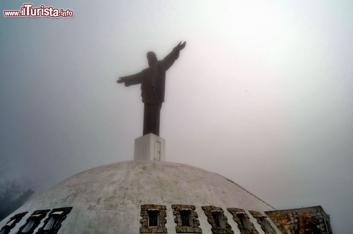 Immagine El Cristo Redentor sul monte Isabel, Puerto Plata - Sulla sommità del monte Isabel, raggiungibile con una teleferica, si erge la statua di “el Cristo Redentor”, simile a quella, più nota, che si trova a Rio de Janeiro. Se ci si mette in posa, con sullo sfondo la statua, è possibile creare vari effetti prospettici, come farsi accarezzare la testa dal Cristo, oppure dargli la mano. 