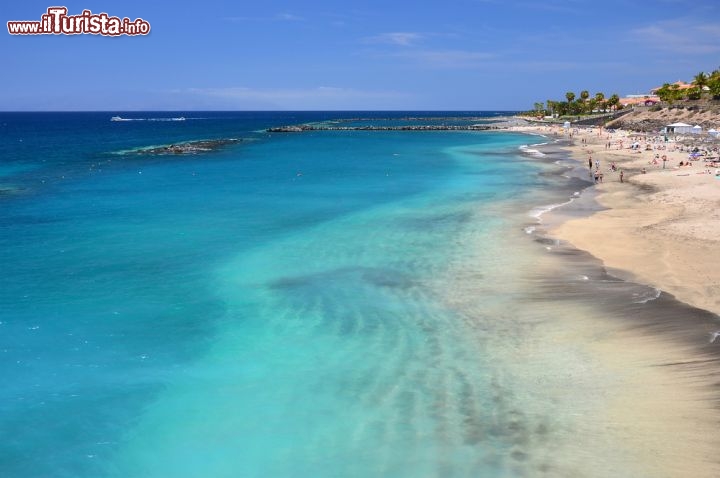 Immagine El Duque, la magnifica spiaggia a Tenerife (Canarie). Le acque cristalline che bordano questo arenile, fanno parte della cosiddetta Costa Adeje, che si sviluppa a nord di Playa de las Americas - © Pawel Kazmierczak / Shutterstock.com