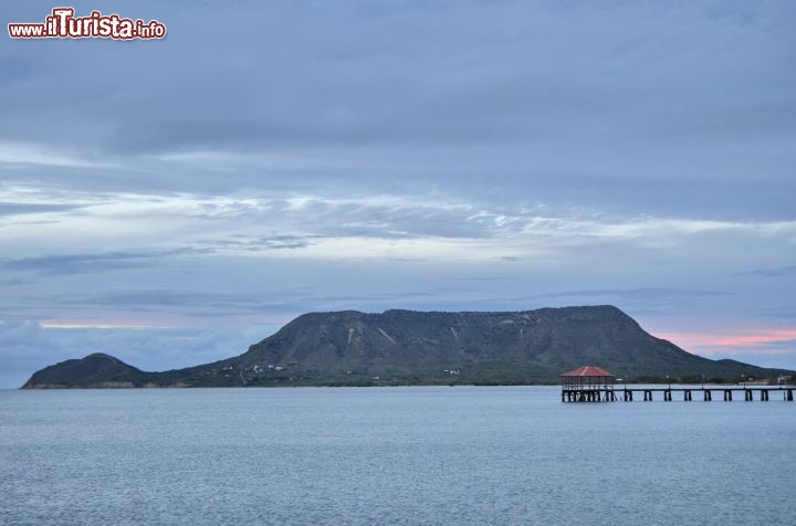 Immagine El Morro, la scultura di rocca naturale chiamata anche "il dromedario che dorme" che domina il panorama di Montecristi Repubblica Dominicana